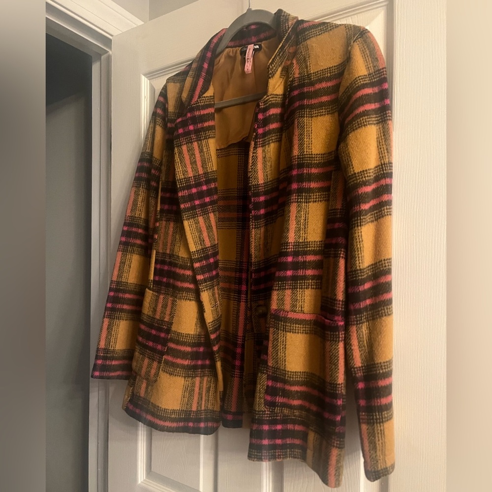 Wool plaided blazer. Perfect for the fall and winter season